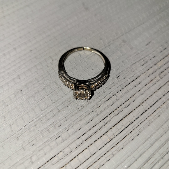 Jared engagement ring white gold, paperwork available - Picture 7 of 7